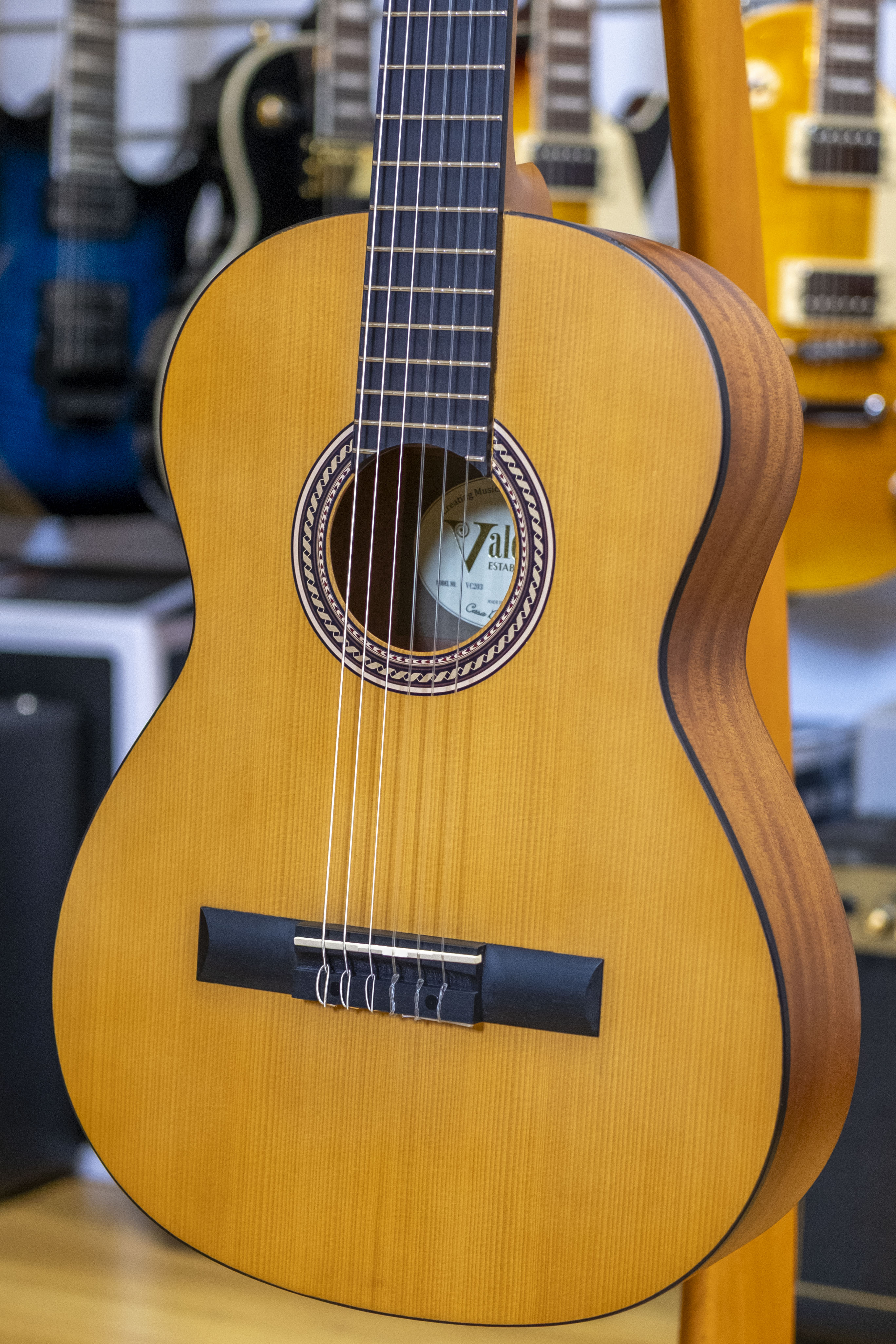 Valencia 200 Series 3/4 Size Nylon String Classical Guitar (Antique Natural)