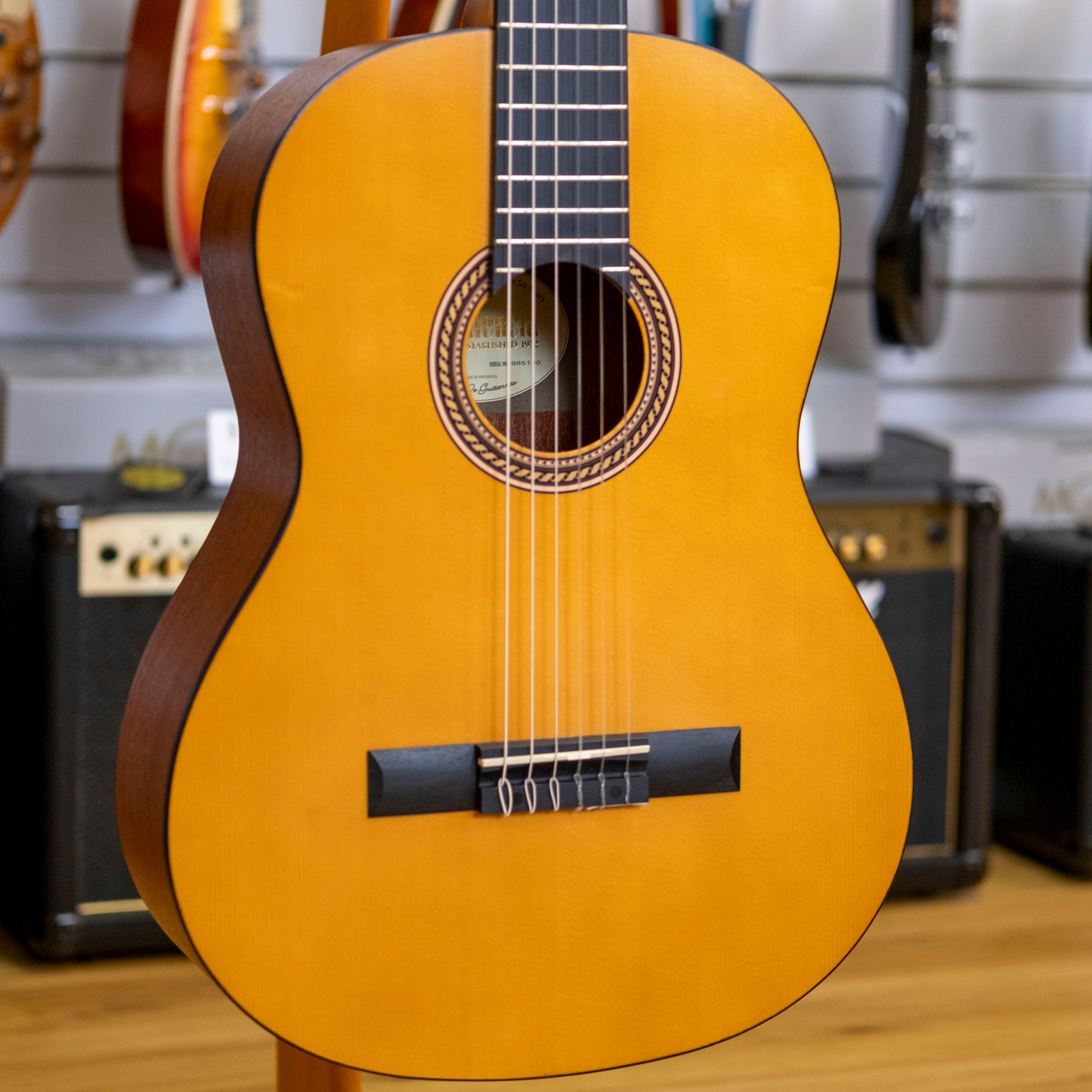 Valencia 200 Series 4/4 Size Nylon String Classical Guitar (Antique Natural)