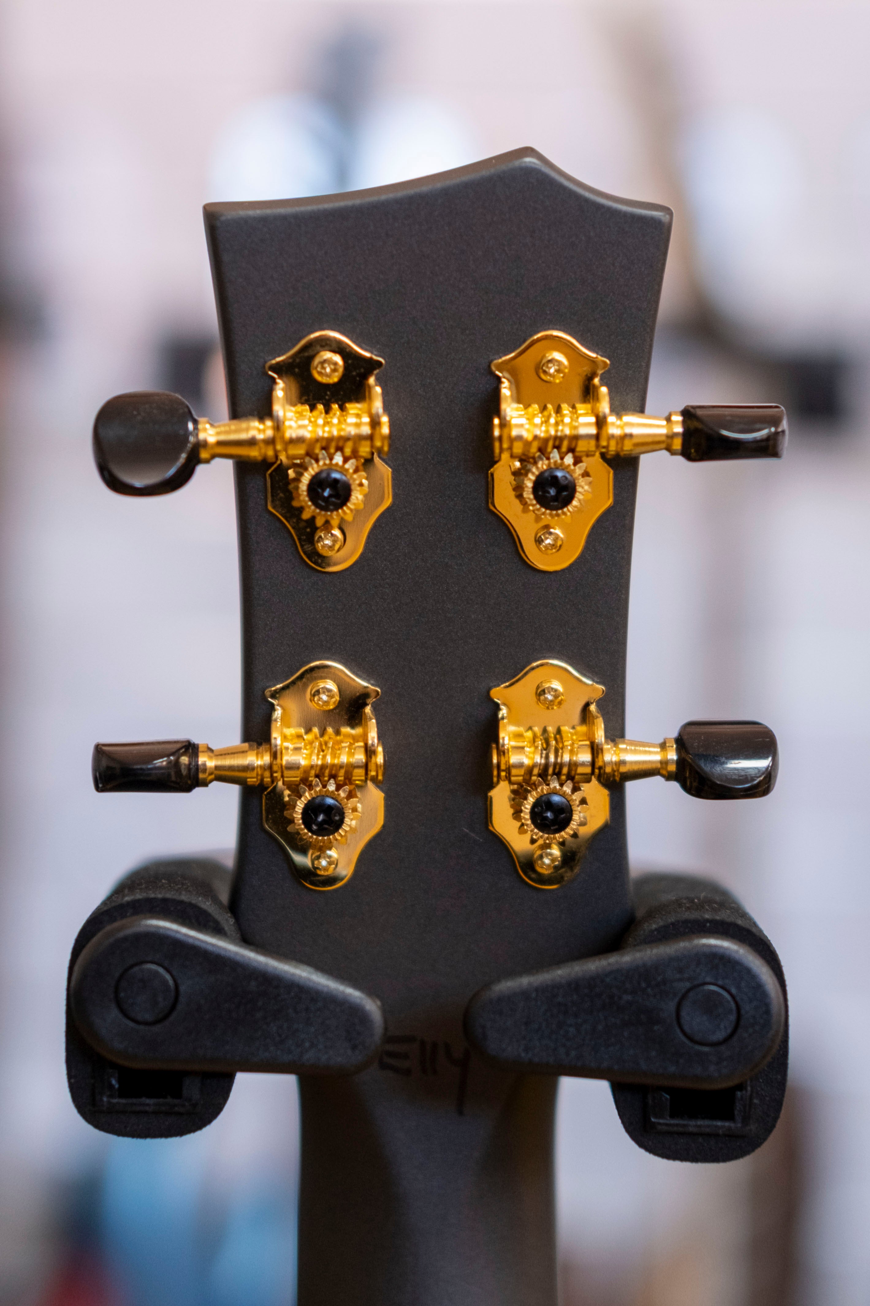 Enya Nova U Carbon Electric Tenor Ukulele (Black) (Pre-Owned)