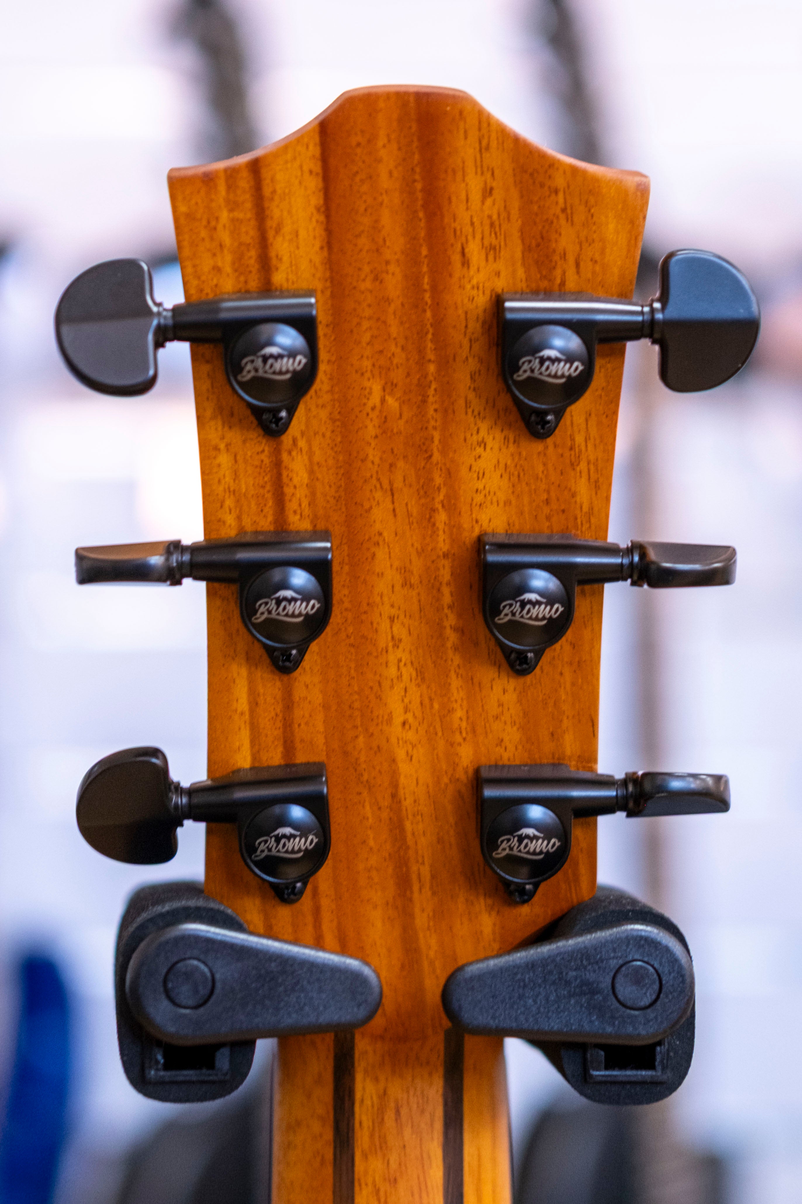 Bromo BAT4CE Tahoma Series Grand Auditorium Acoustic Electric Guitar (Solid Spruce Top)