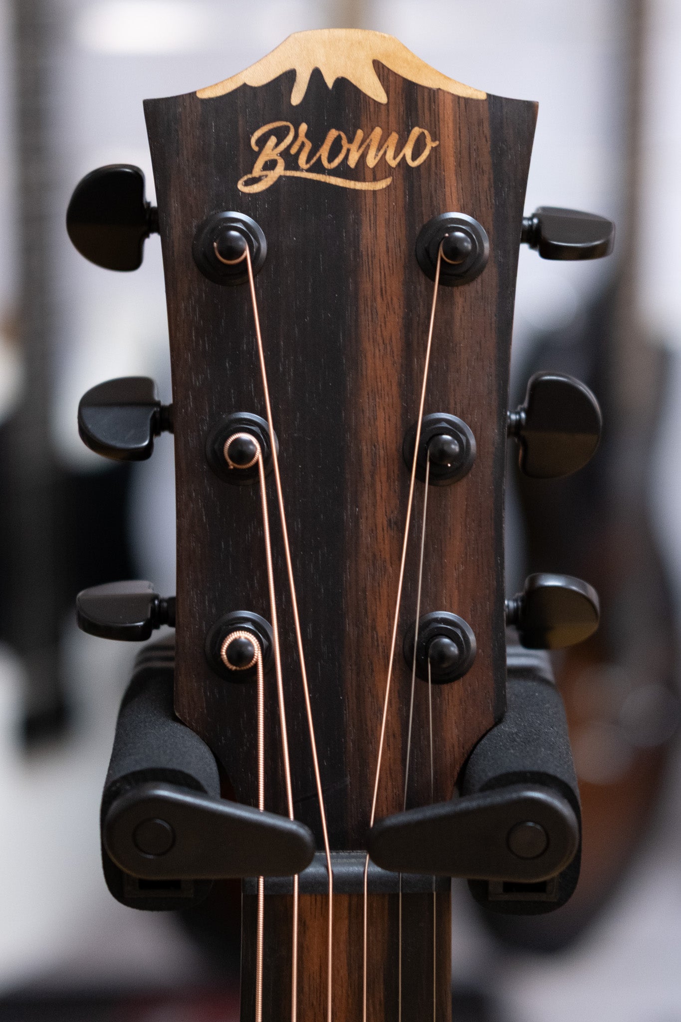 Bromo Tahoma Series Grand Auditorium Acoustic Electric Guitar (Solid Spruce Top)