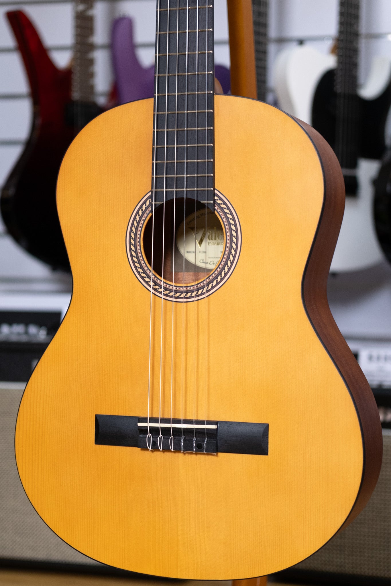 Valencia 200 Series 4/4 Size Nylon String Classical Guitar (Antique Natural)