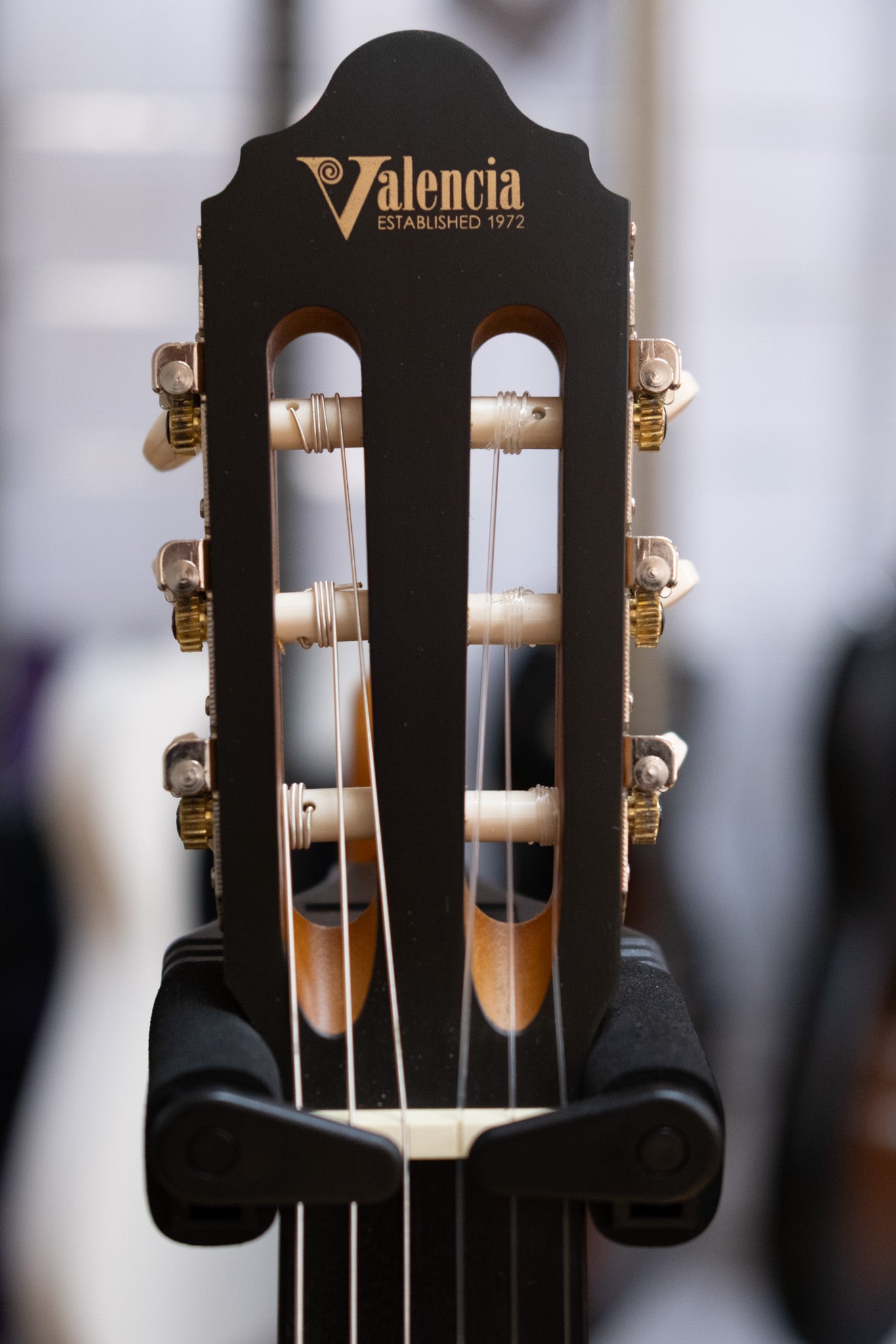 Valencia 200 Series 4/4 Size Nylon String Classical Guitar (Antique Natural)