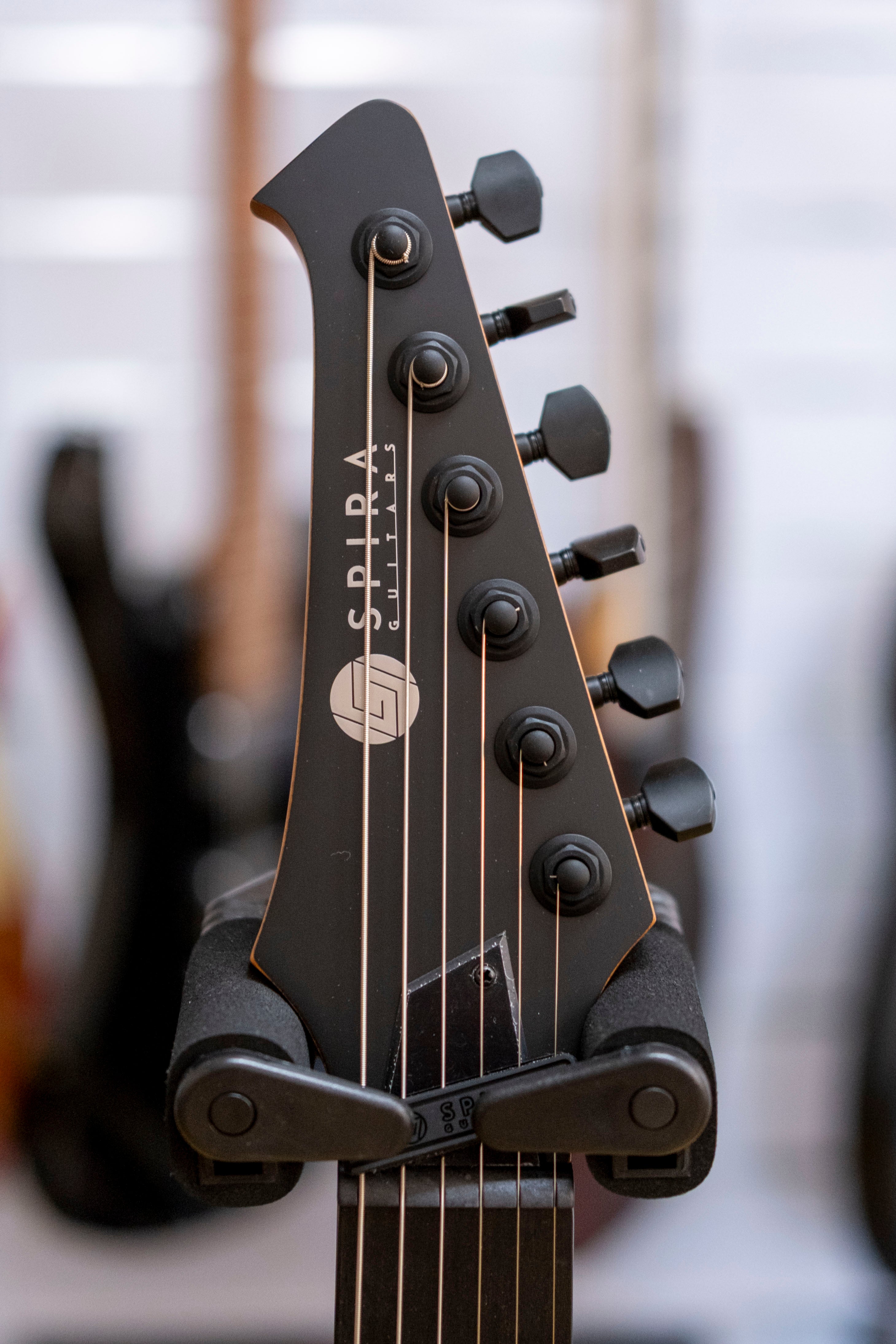 Spira V-400 Electric Guitar (Satin Black)