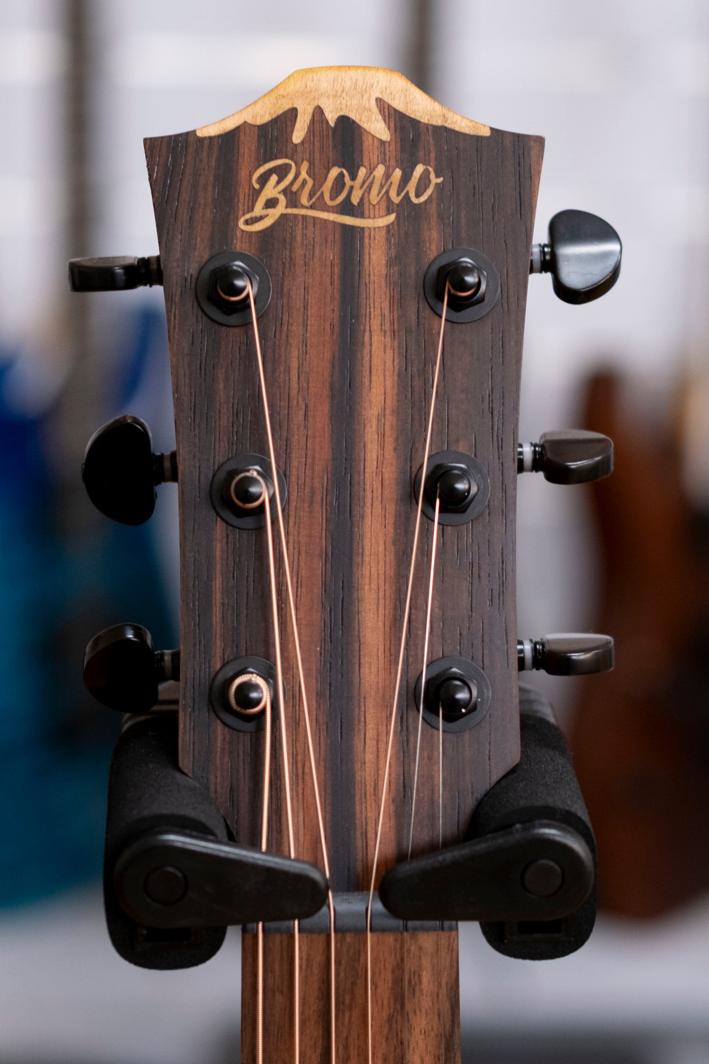 Bromo Tahoma Series Grand Auditorium Acoustic Electric Guitar (Solid Mahogany Top)