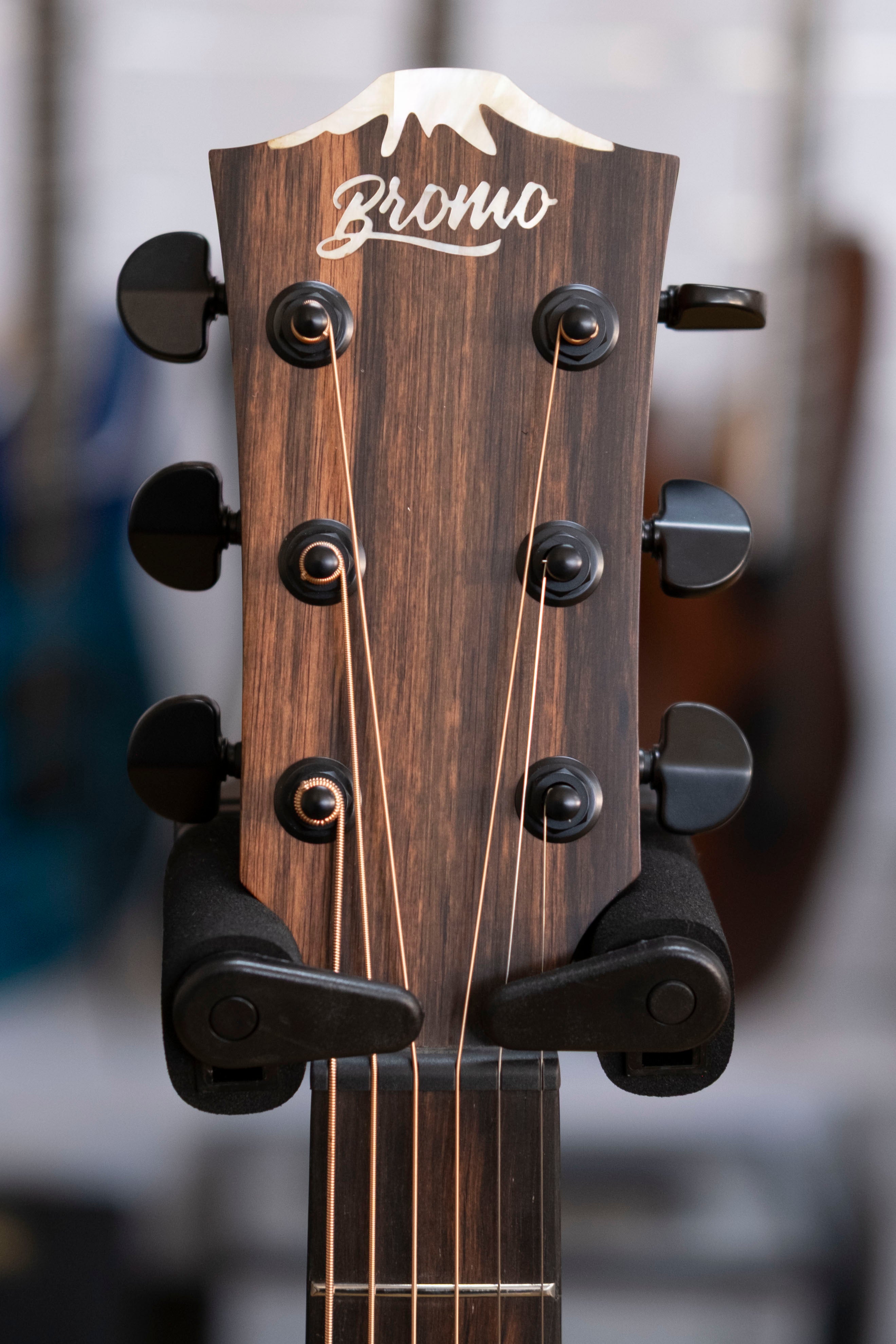 Bromo Rocky Series All Solid Acoustic Electric Guitar with Bag (Spruce/ Amara Ebony)
