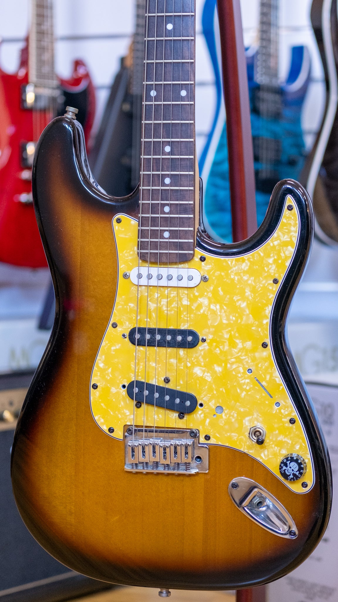 Cort G Series Electric Guitar with Hardcase (3-Tone Sunburst) (Pre-Owned)