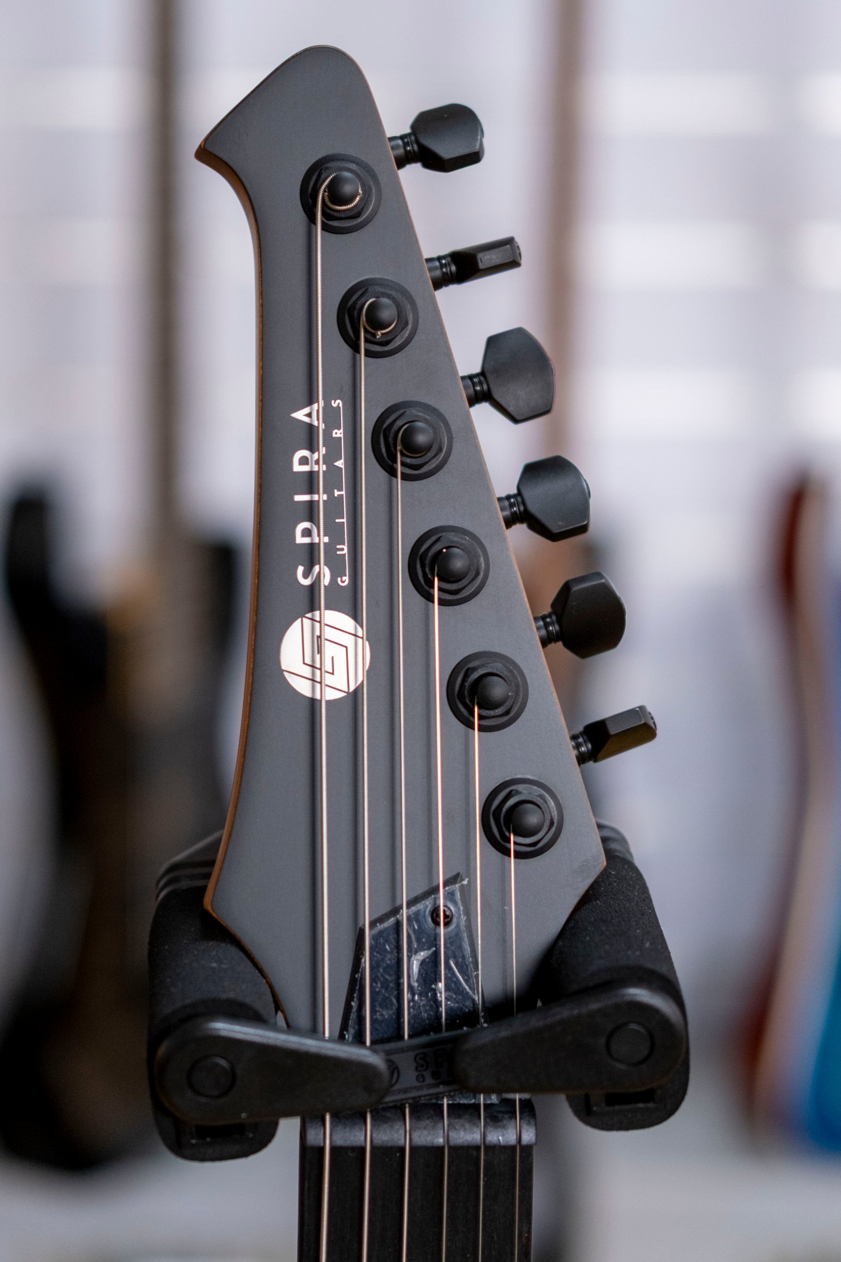 Spira V-400 Electric Guitar (Satin Black)