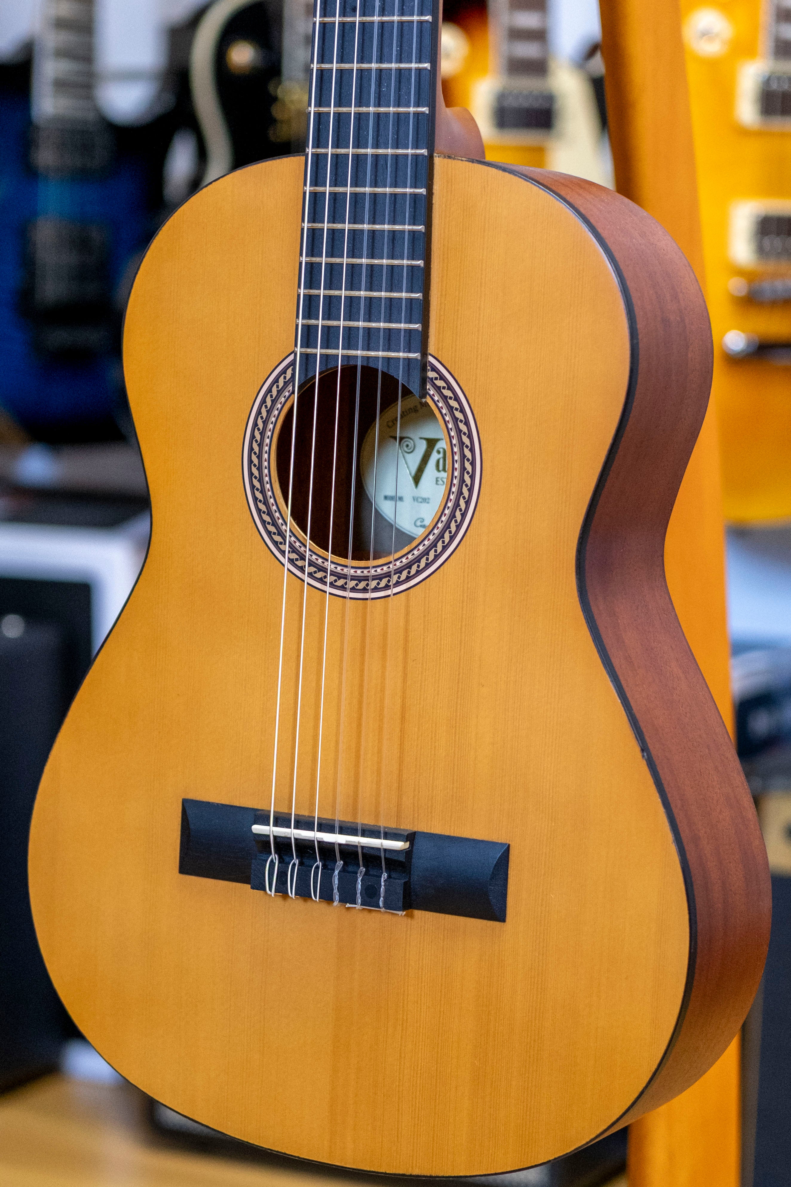 Valencia 200 Series 1/2 Size Nylon String Classical Guitar (Antique Natural)