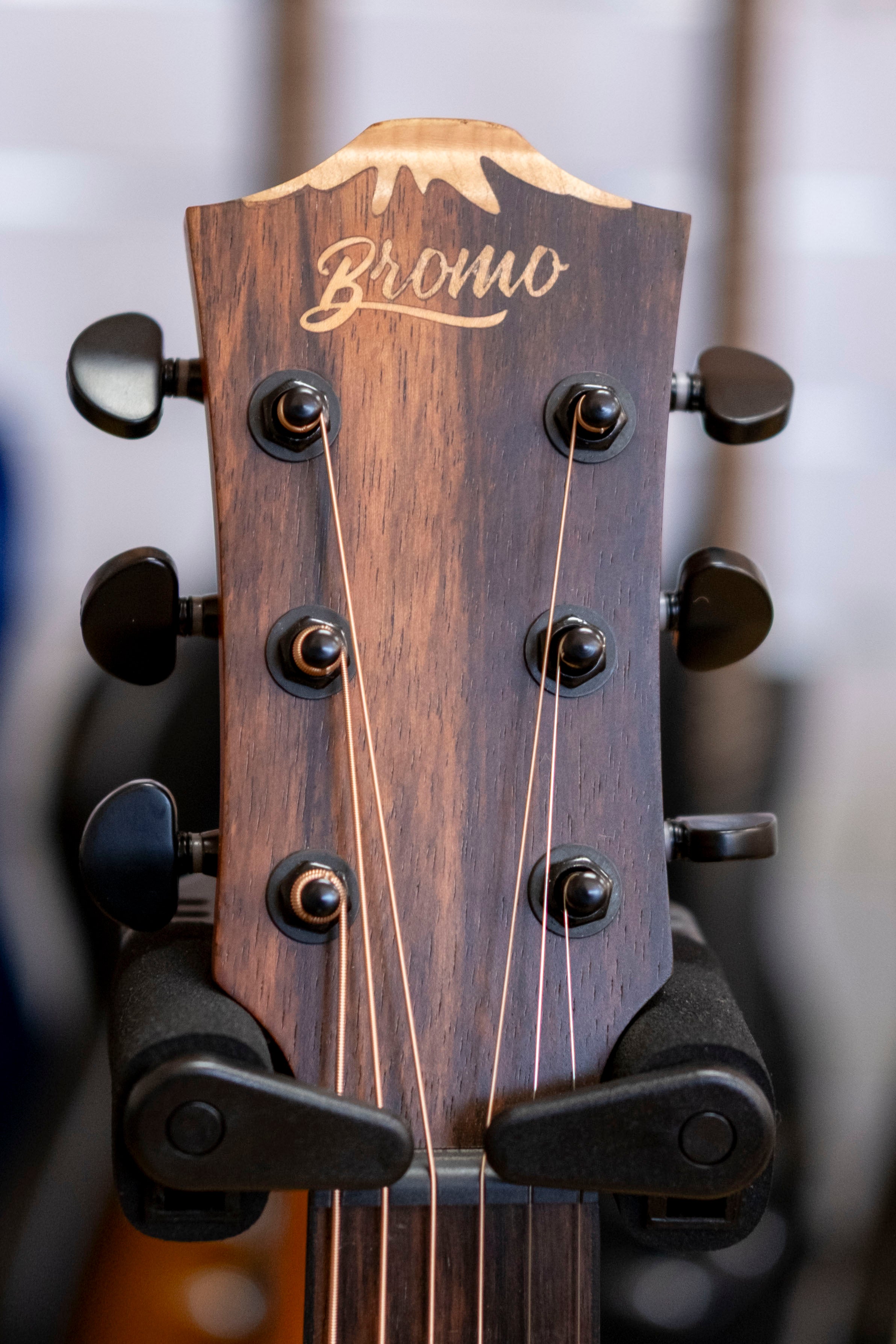 Bromo BAA8S Appalachia Series Mini Jumbo Acoustic Guitar (Solid Spruce Top)