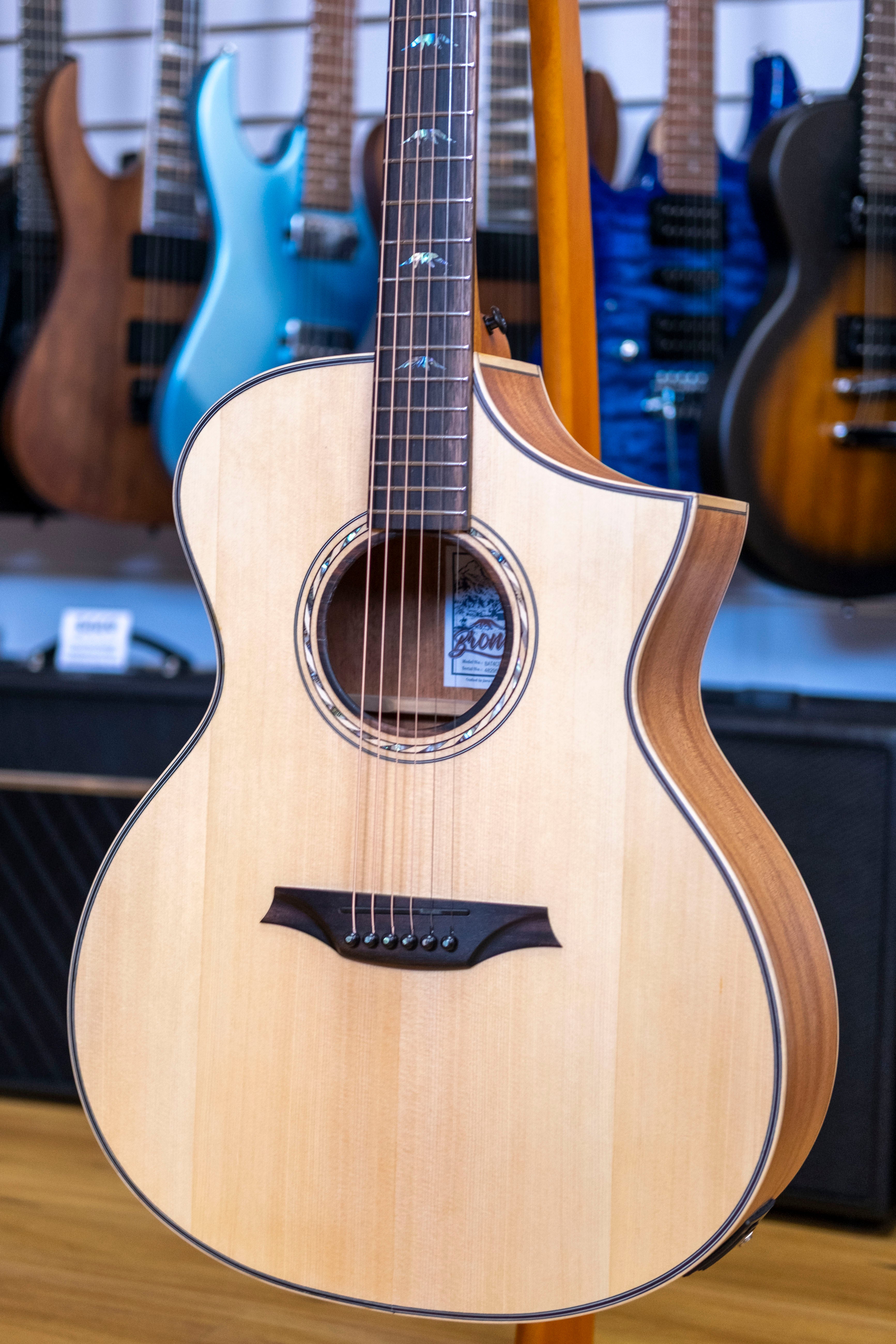 Bromo BAT4CE Tahoma Series Grand Auditorium Acoustic Electric Guitar (Solid Spruce Top)