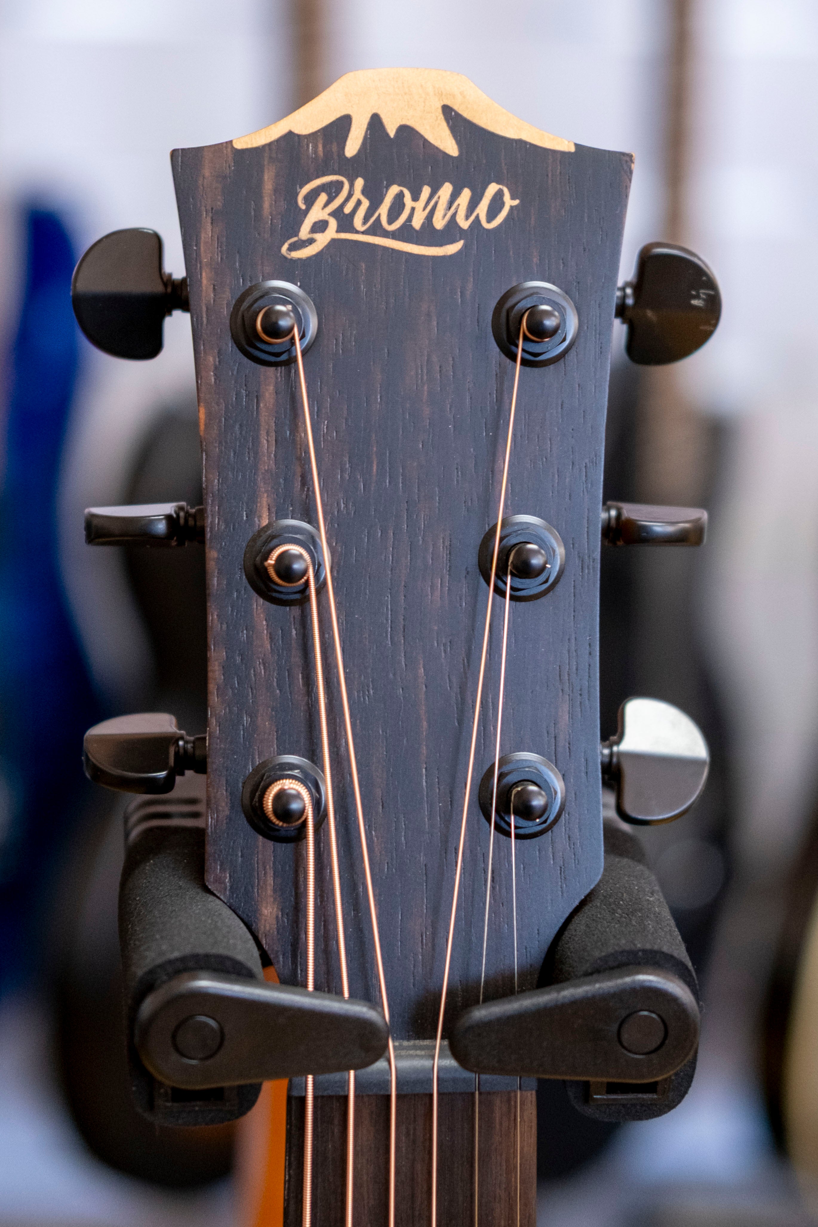 Bromo BAT4CE Tahoma Series Grand Auditorium Acoustic Electric Guitar (Solid Spruce Top)