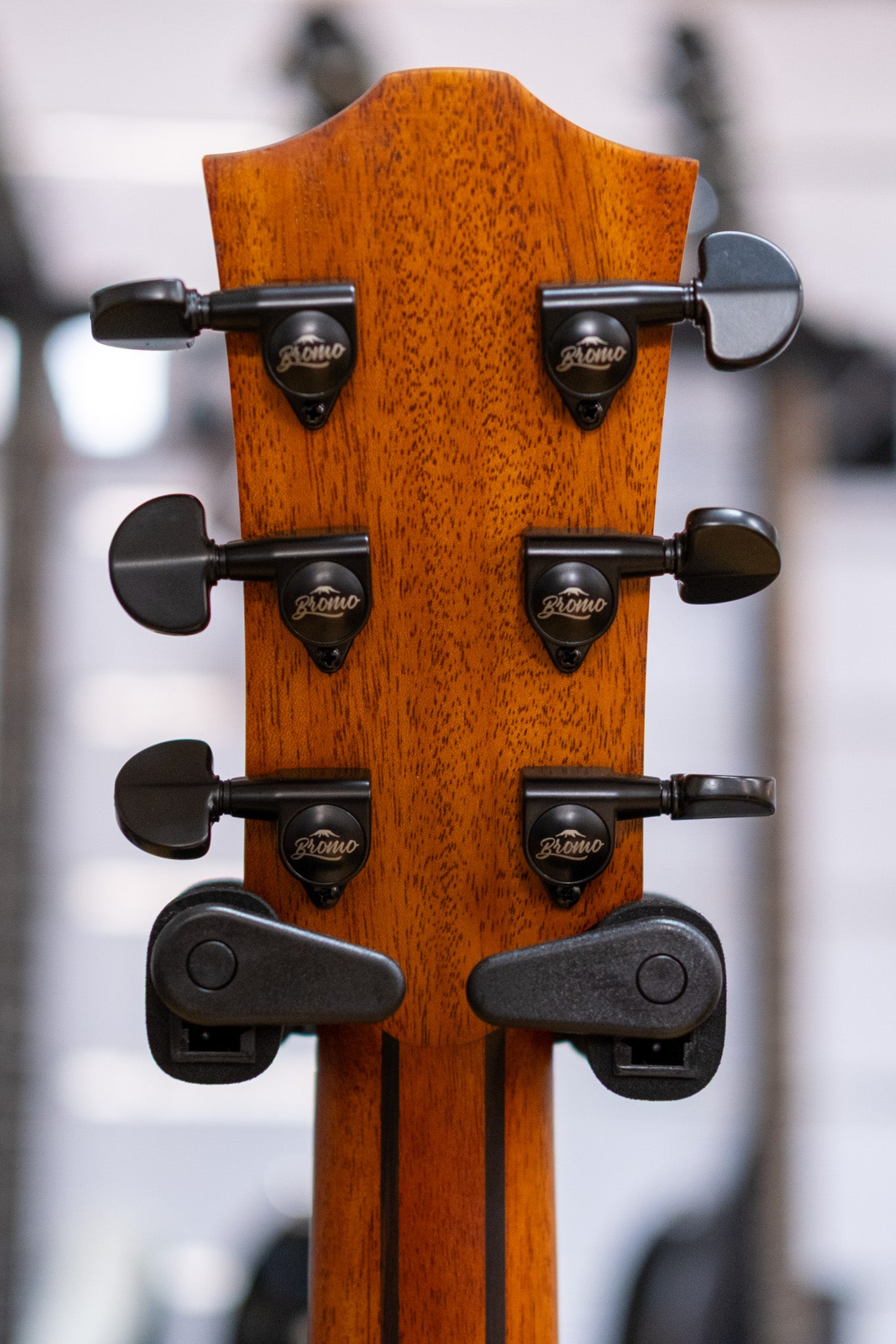 Bromo Tahoma Series Grand Auditorium Acoustic Electric Guitar (Solid Spruce Top)