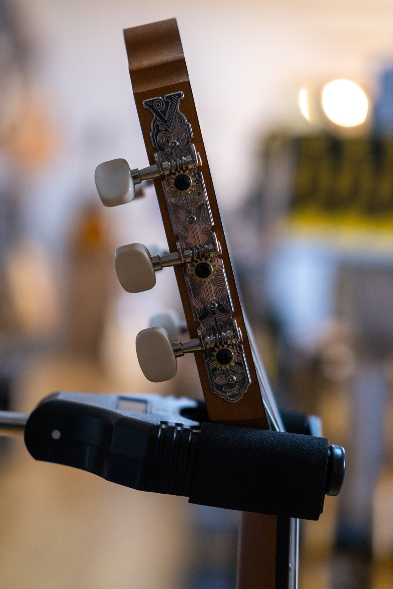 Valencia 200 Series 4/4 Size Nylon String Classical Guitar (Antique Natural)