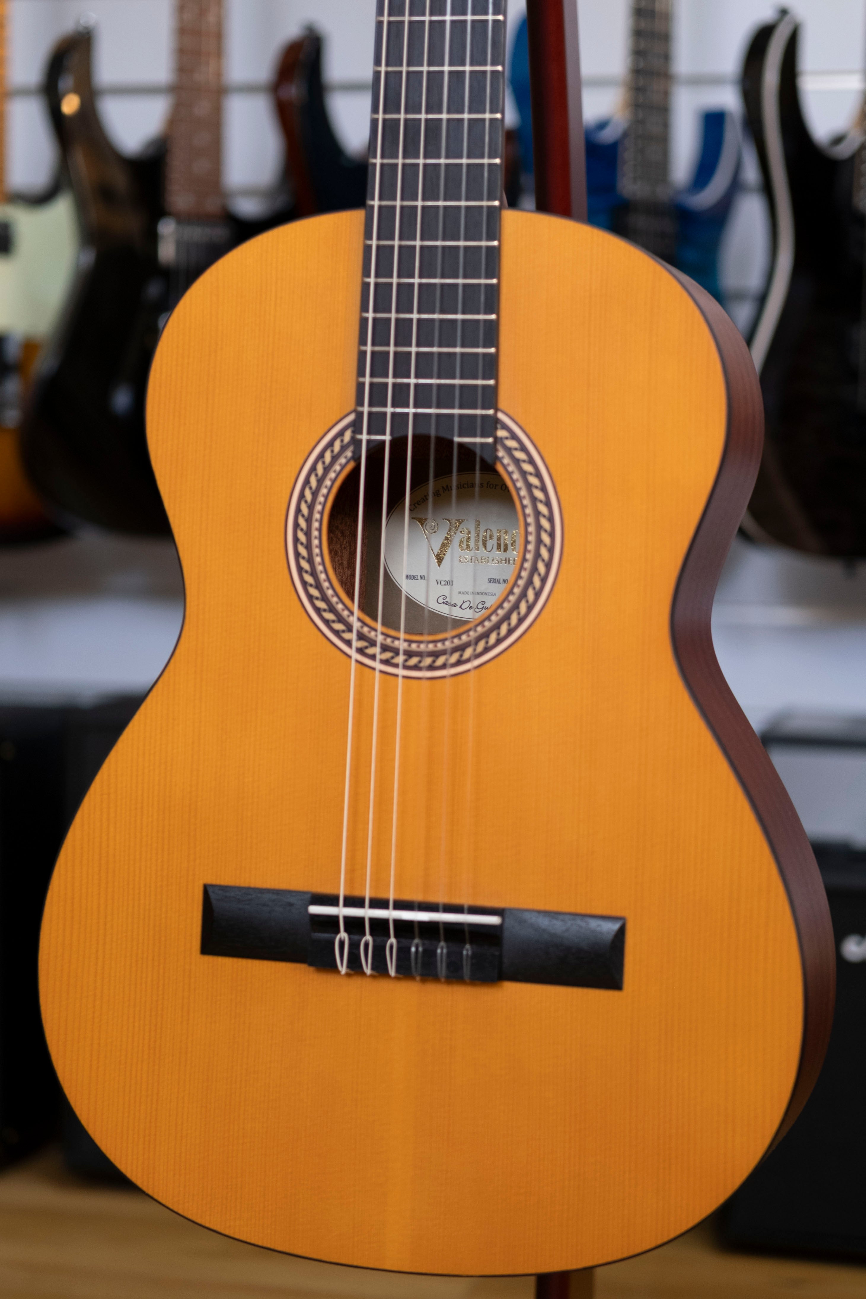 Valencia 200 Series 3/4 Size Nylon String Classical Guitar (Antique Natural)