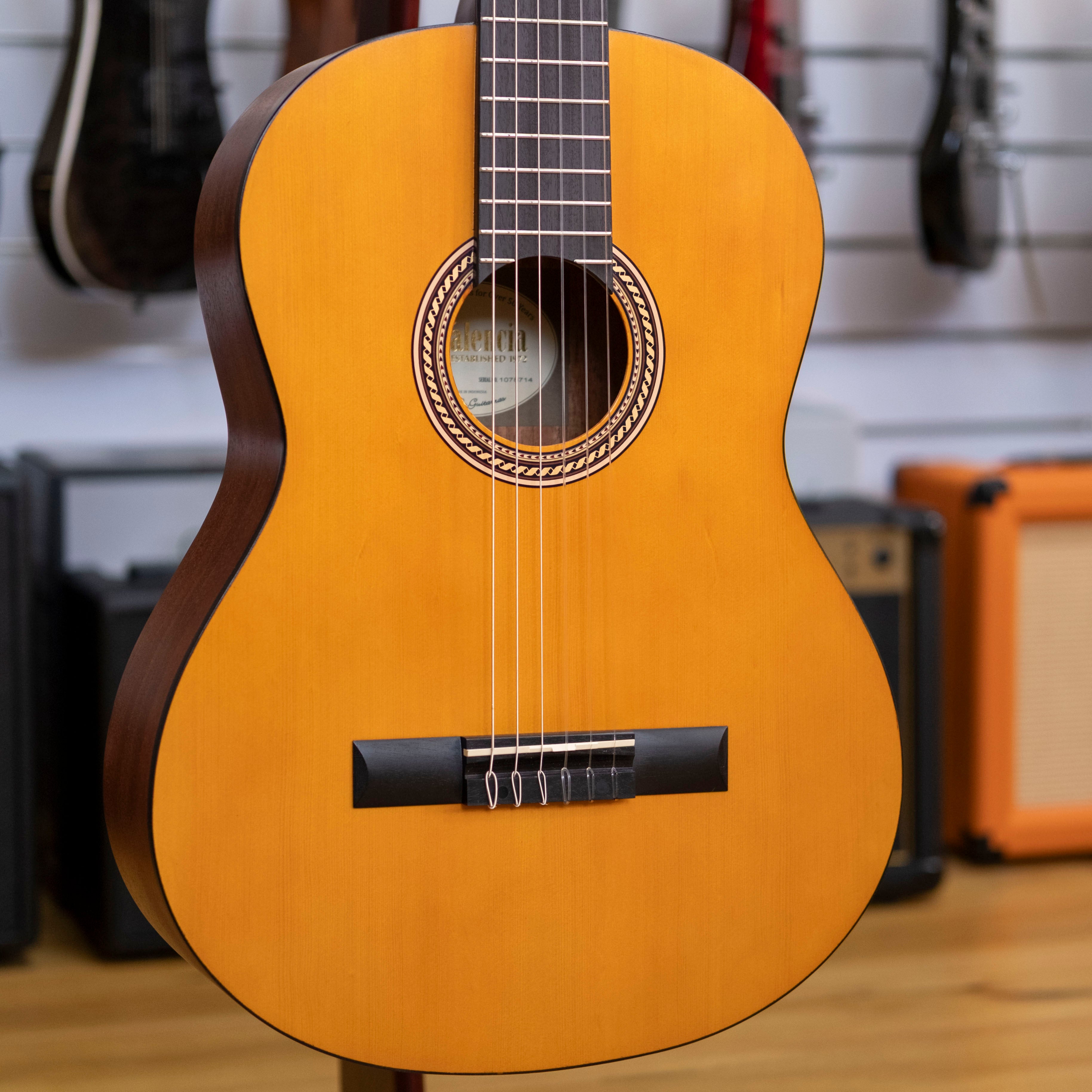Valencia 200 Series 4/4 Size Nylon String Classical Guitar (Antique Natural)