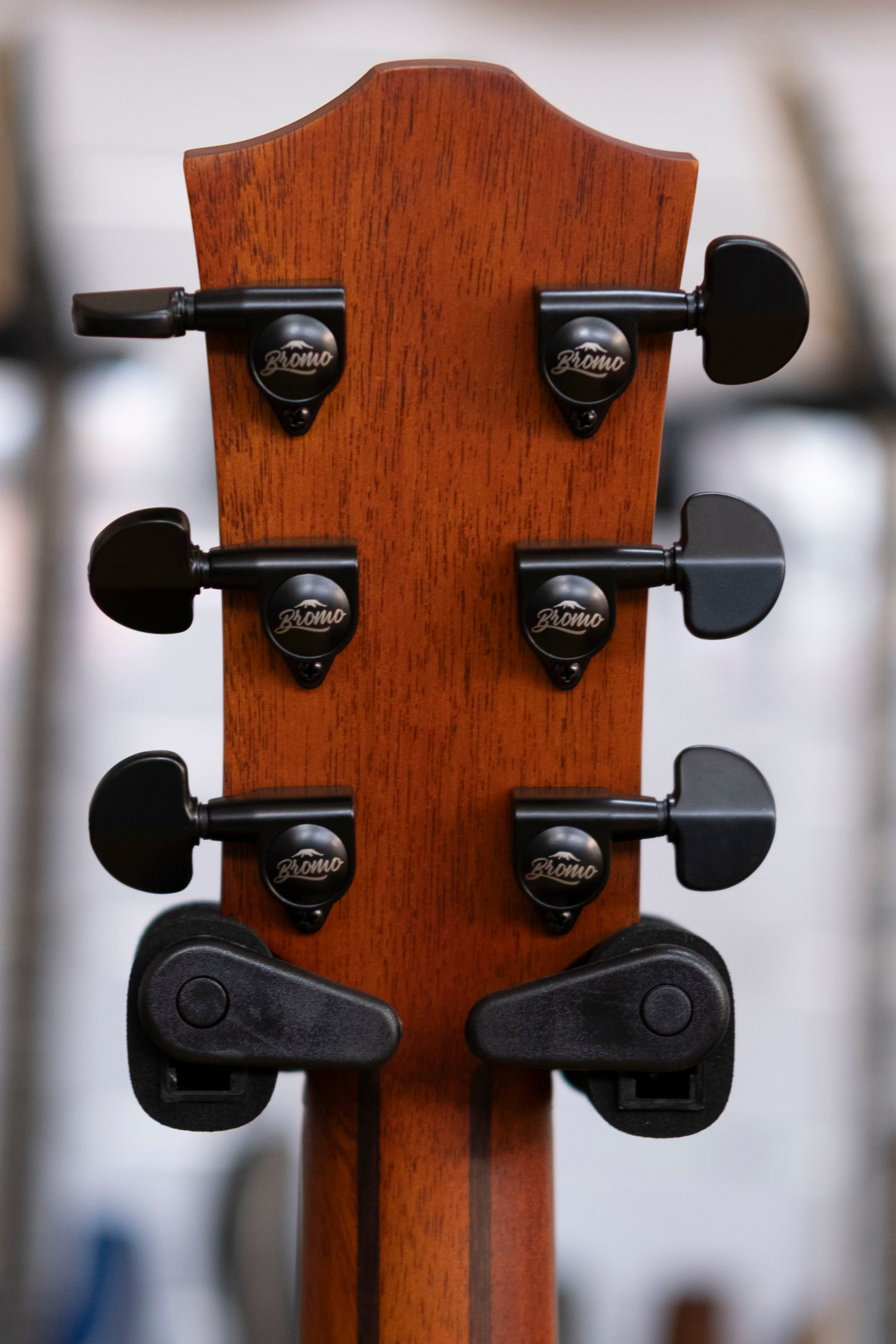 Bromo Rocky Series All Solid Acoustic Electric Guitar with Bag (Spruce/ Amara Ebony)