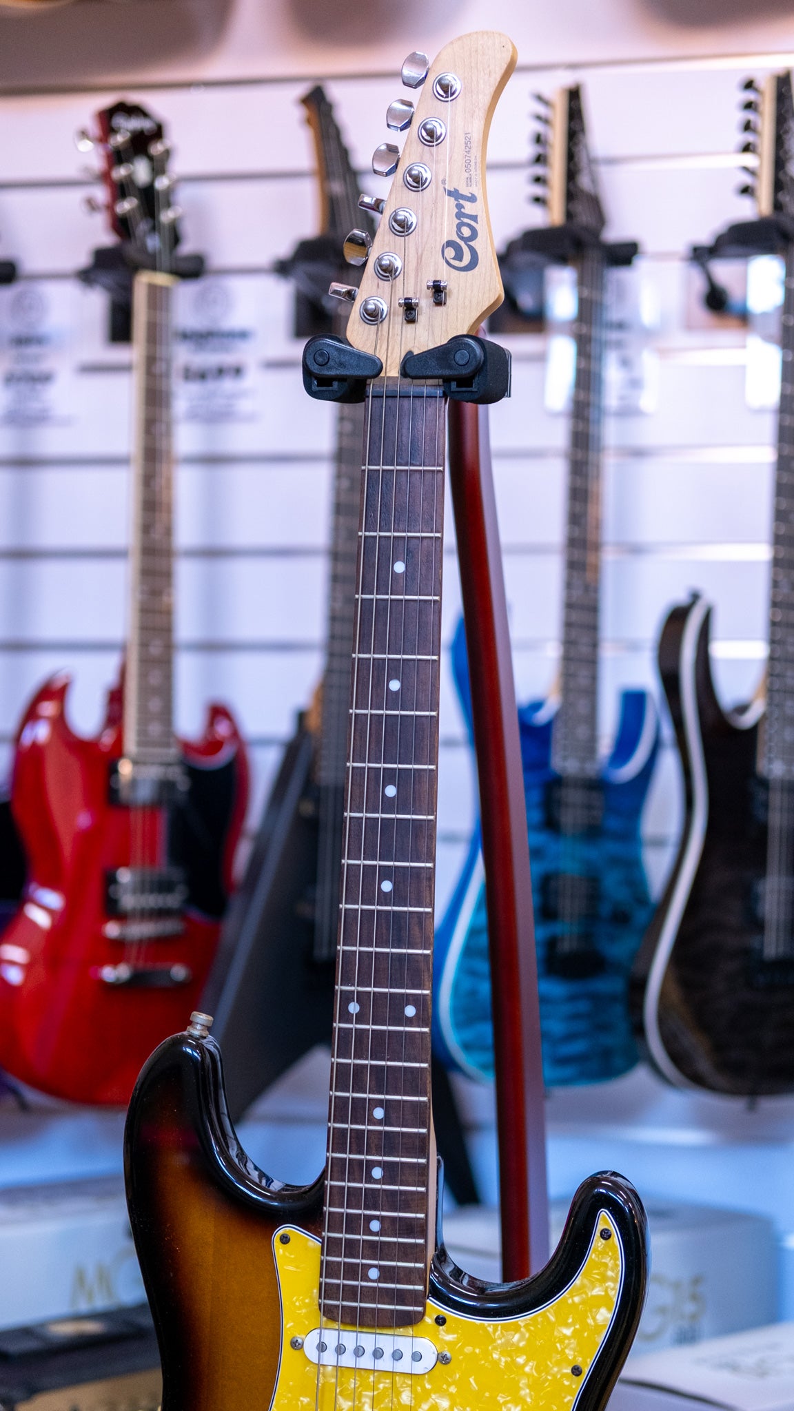 Cort G Series Electric Guitar with Hardcase (3-Tone Sunburst) (Pre-Owned)