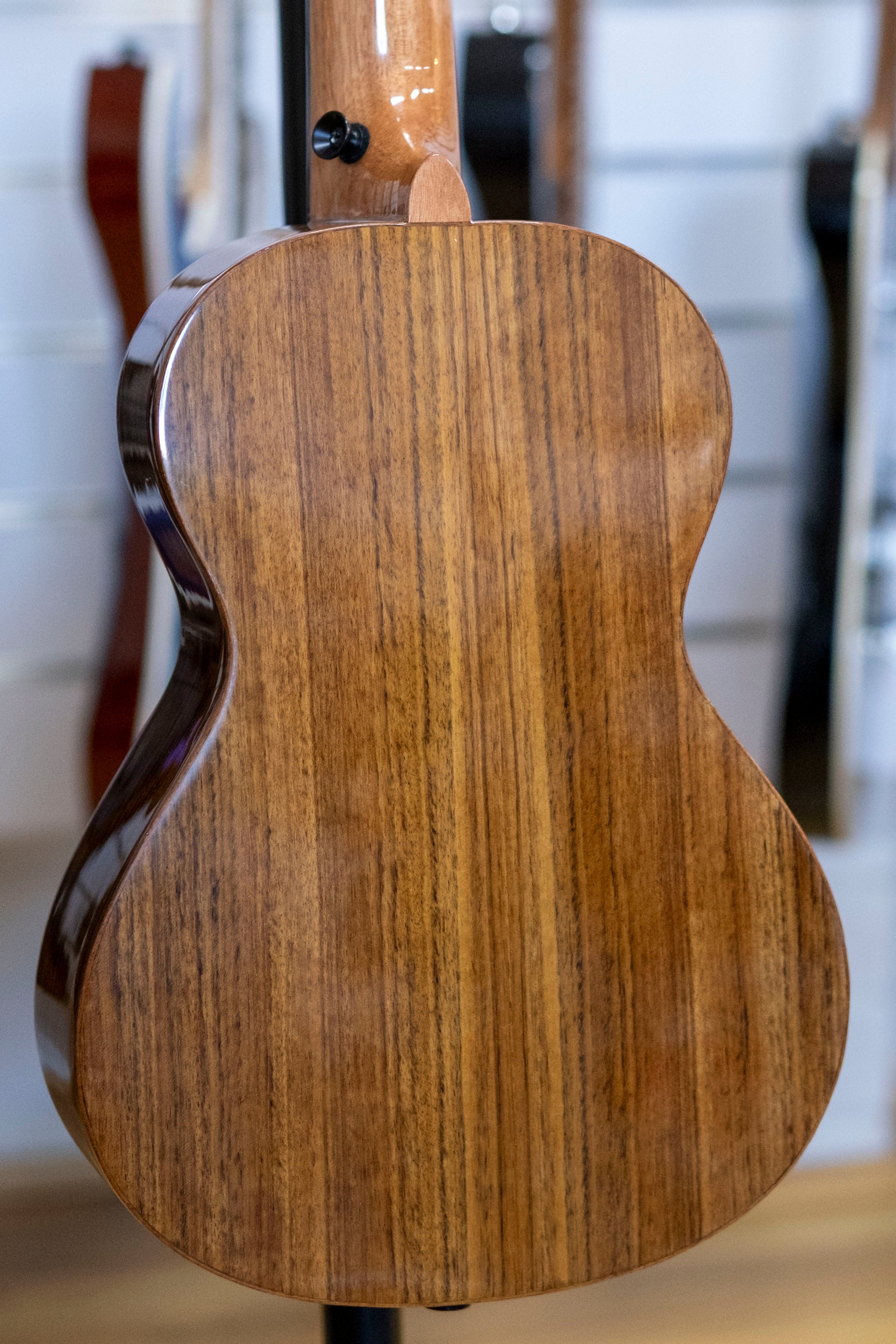 Barnes & Mullins Tenor Ukulele with Gig Bag (Walnut)