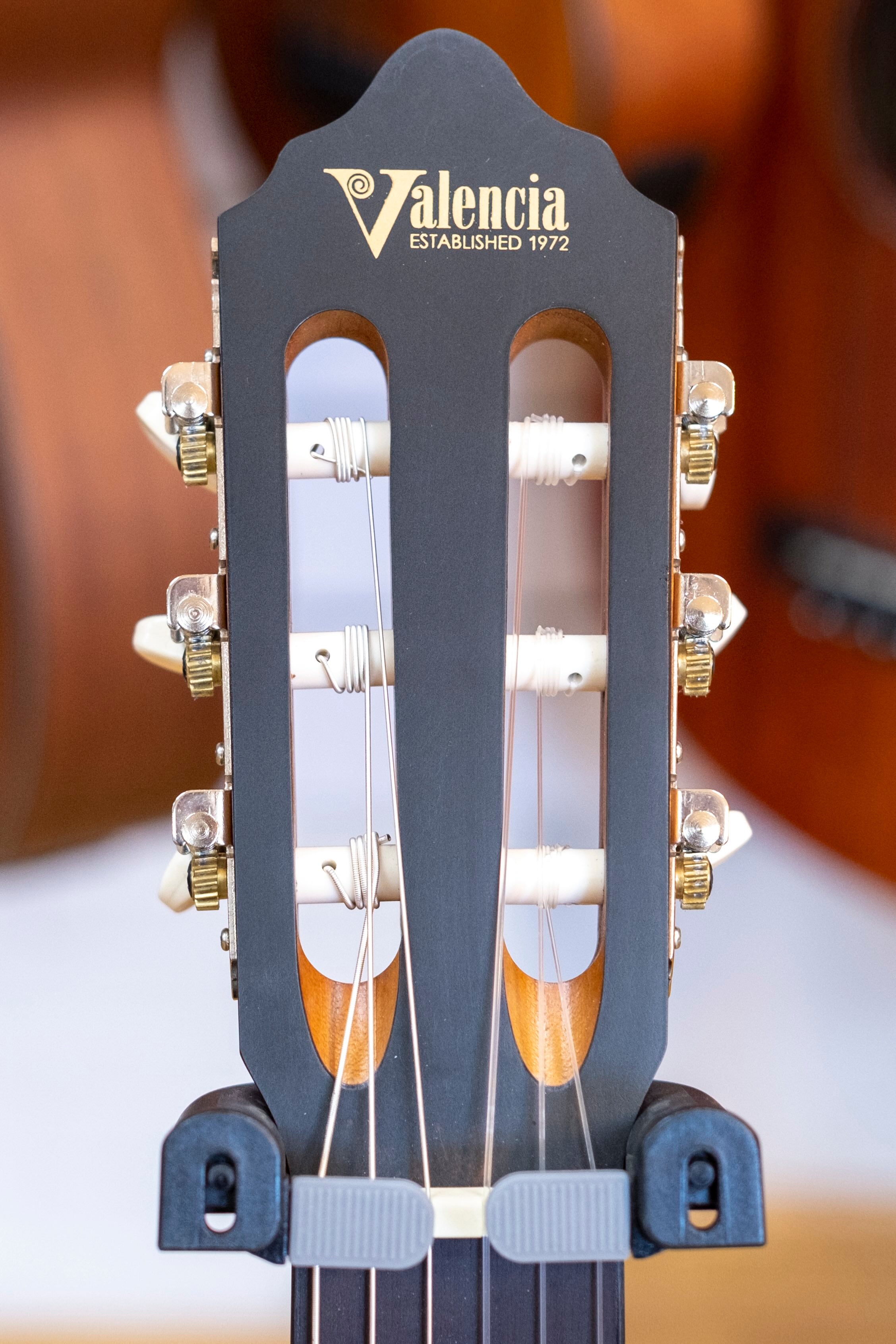 Valencia 200 Series 4/4 Size Nylon String Classical Guitar (Antique Natural)