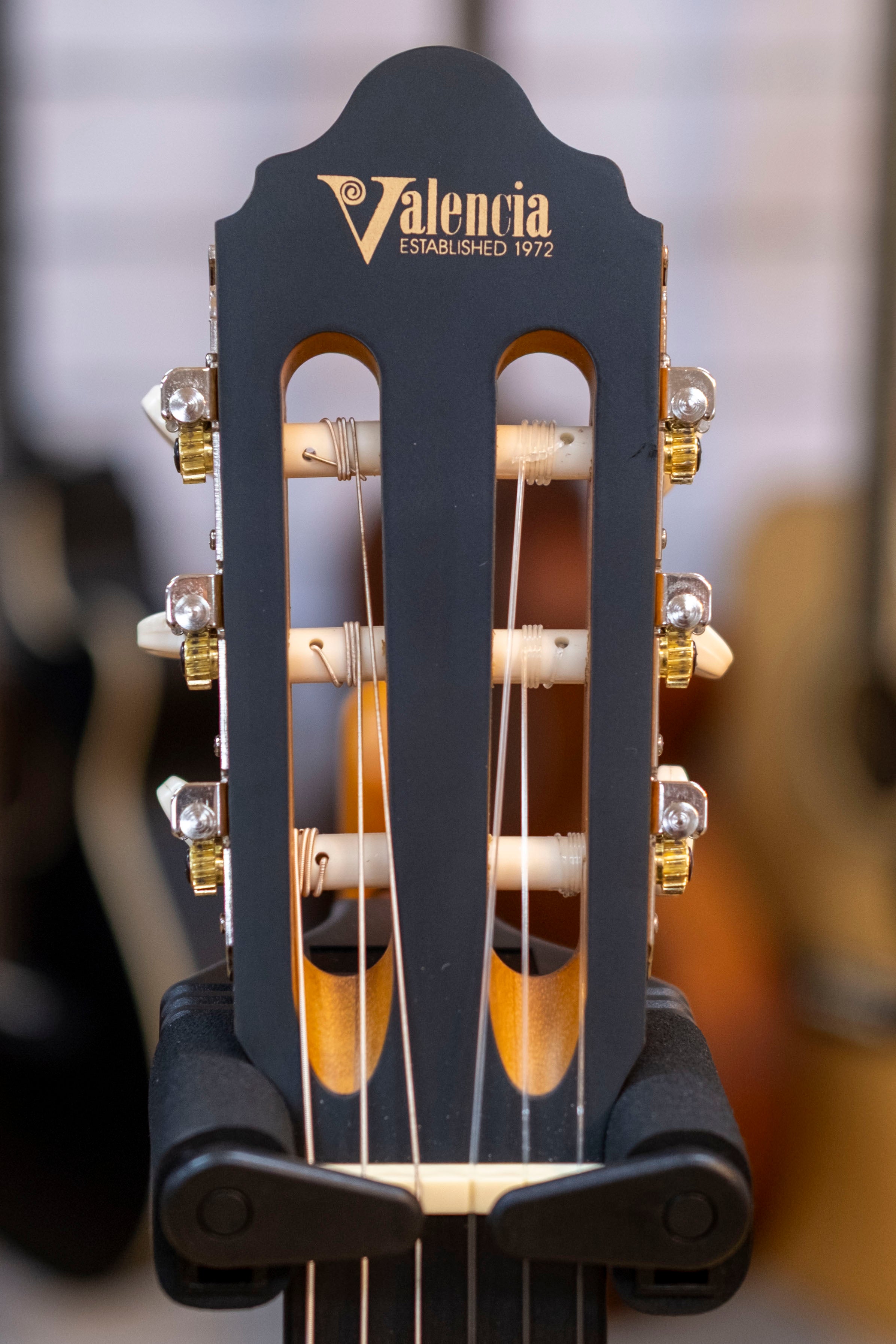 Valencia 200 Series 4/4 Size Nylon String Classical Guitar (Antique Natural)